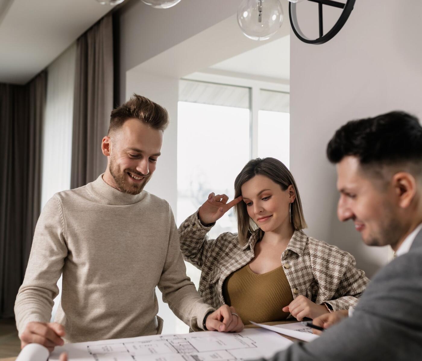 Un conseiller Parcours Rénovation étudie un projet de travaux avec une cliente, à sa table.